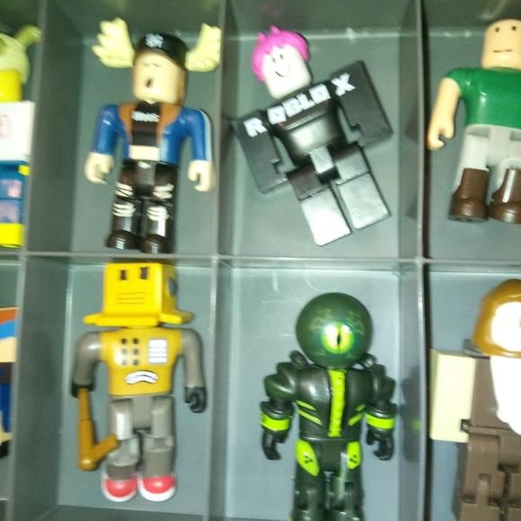Roblox 27 Figures Case & Accessories - Picture 9 of 16